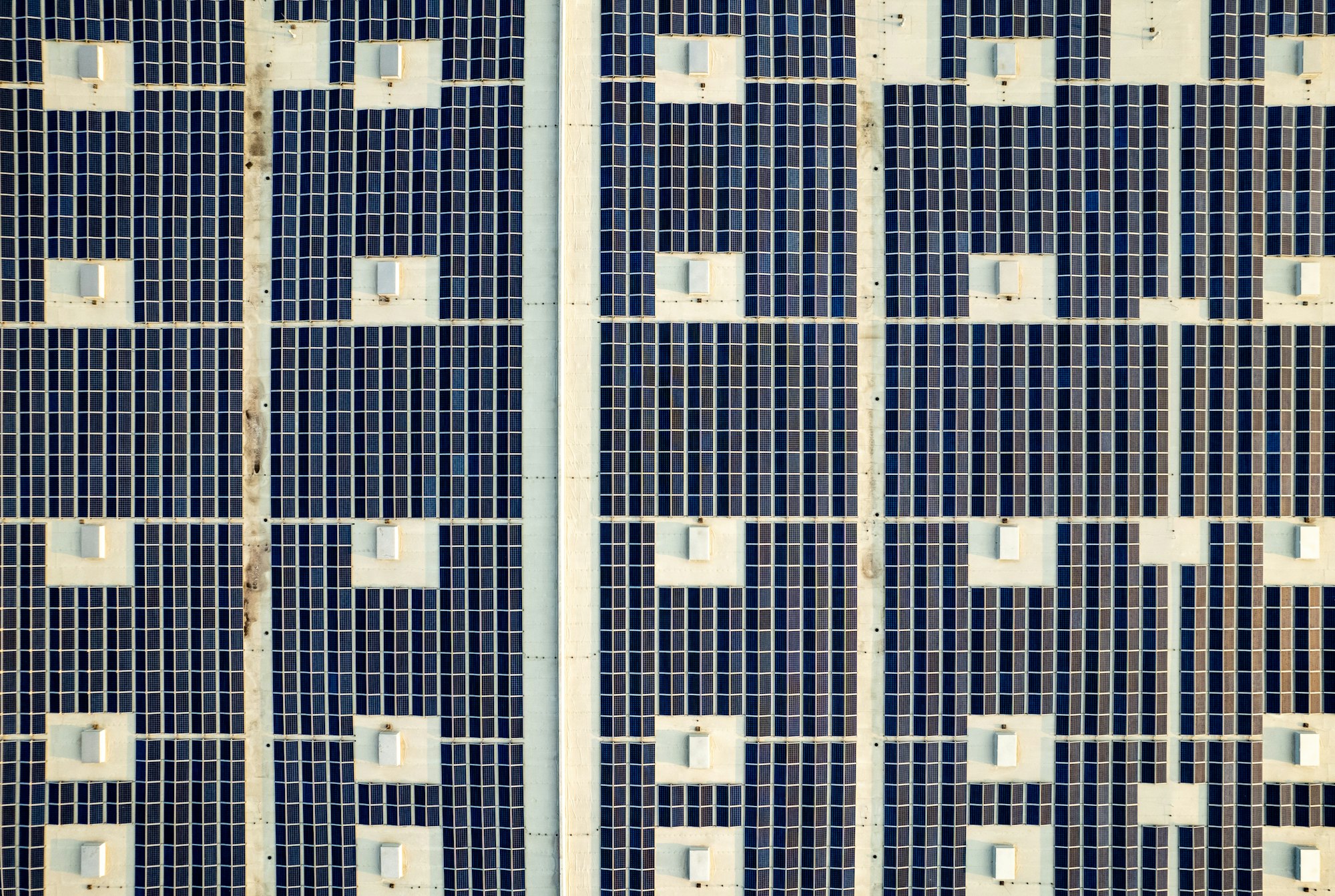 Vue immersive entre les rangées de panneaux du site pilote solaire de Fidjrossè, Cotonou.