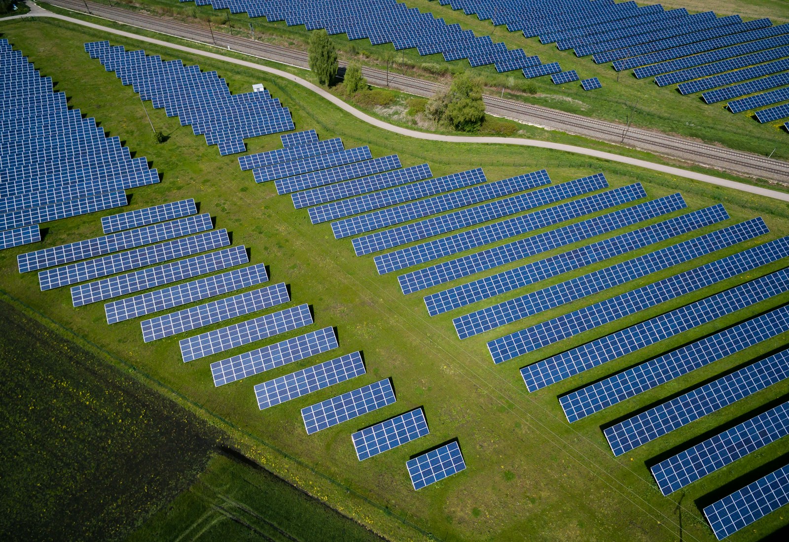 Vue aérienne d’une centrale solaire au sol.