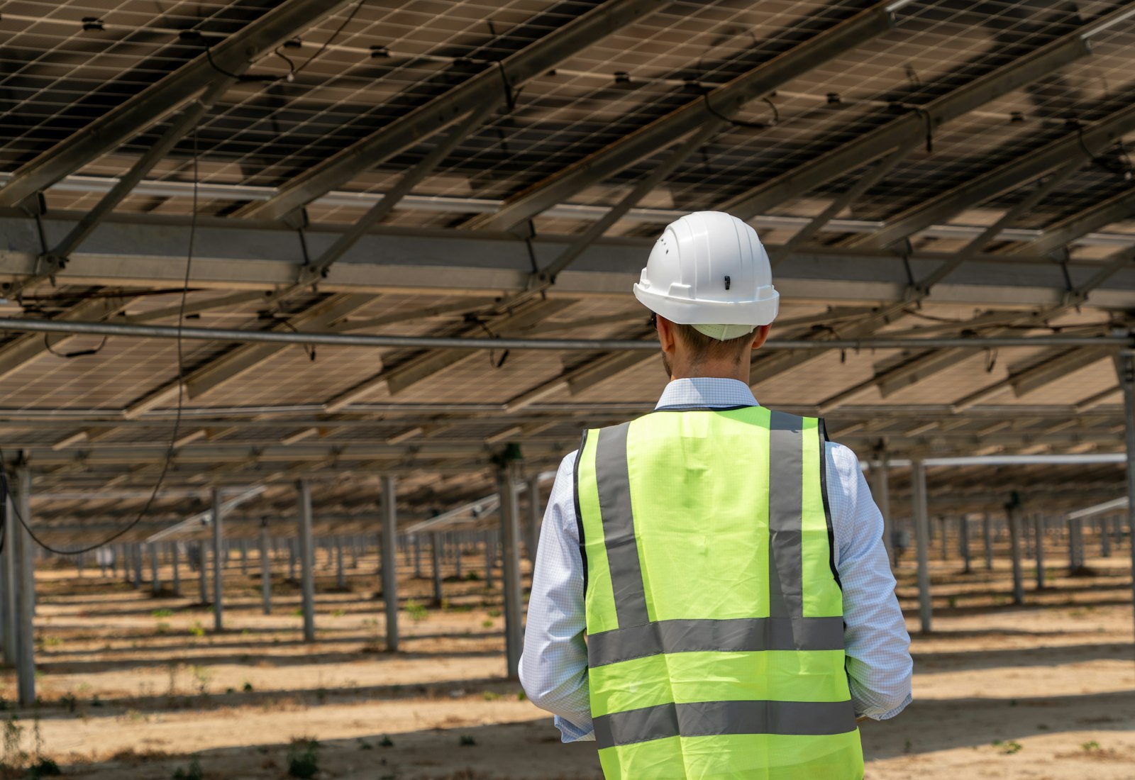 Techniciens YOORG sur un chantier d’installation solaire.