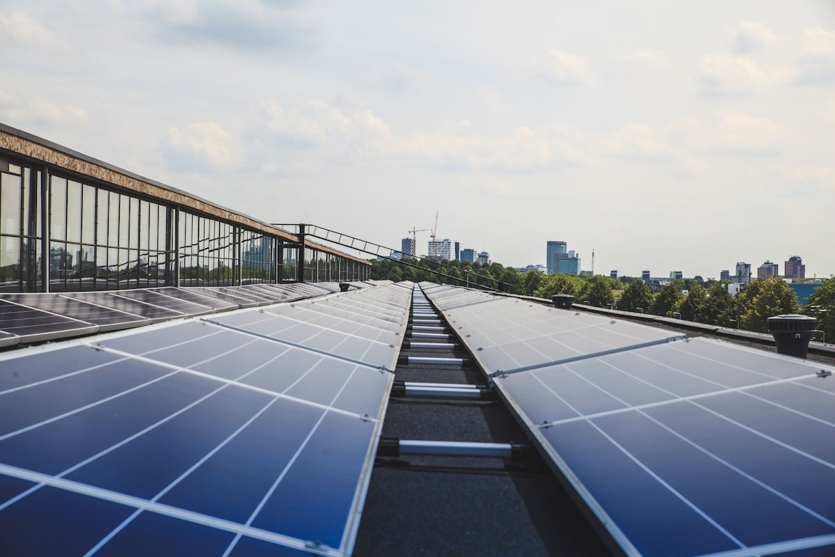 Villa résidentielle équipée de panneaux solaires en toiture.